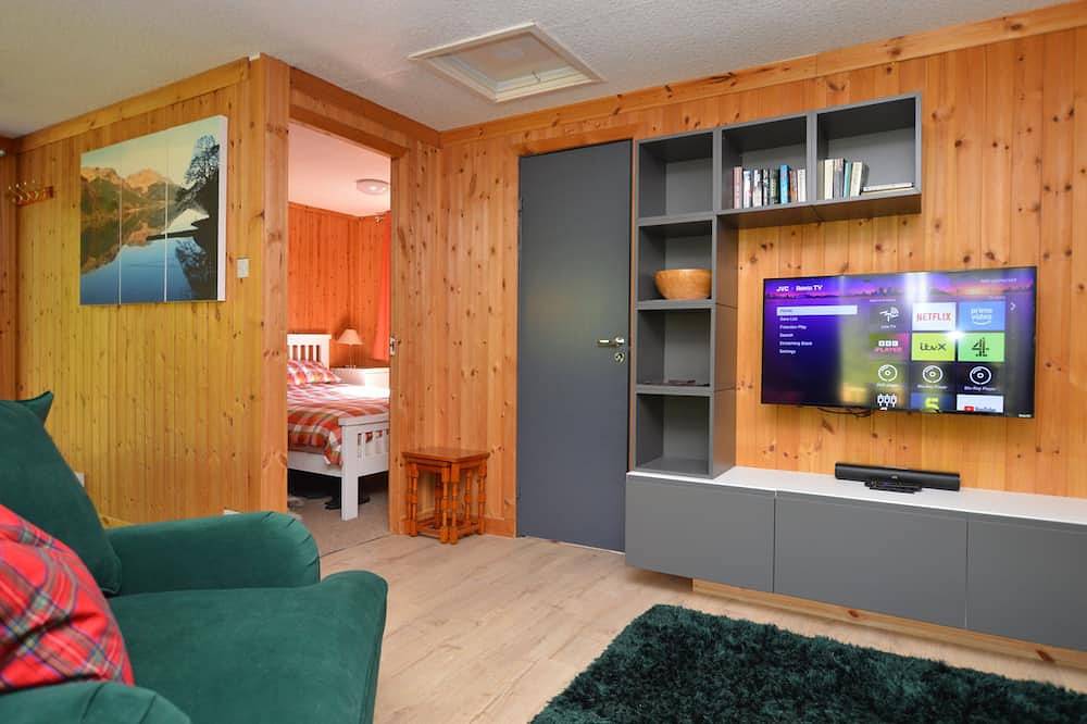 Ash Lodge – Romantic Log Cabin, with Hot Tub, Sleeps 2 in Rashfield, Argyll & Bute