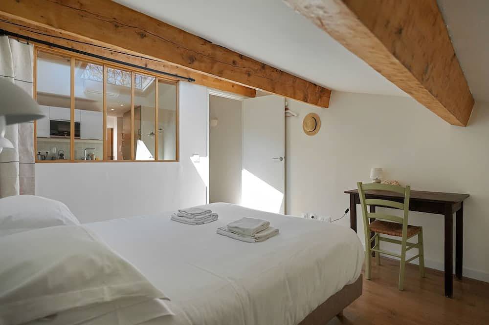 Entire apartment, Apartment La Tourterelle I Les Nids de la Diane in Pertuis, Parc naturel régional du Luberon