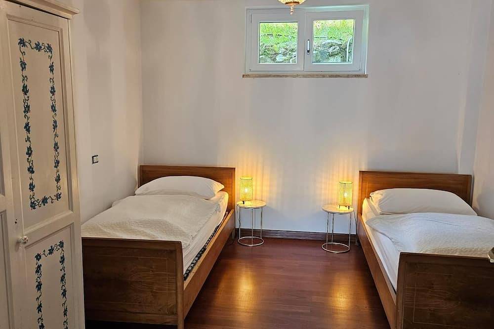 Ganze Wohnung, Elegantes Domizil mit Seeblick, Terasse, Garten, Privatstrand der Gemeinschaft in Brusimpiano Gemeinde, Luganer See (Lombardei)