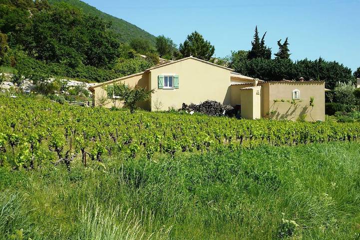 Appartement entier, Studio au coeur des vignes en Drôme Provencale avec piscine. in Venterol, Région de nyons