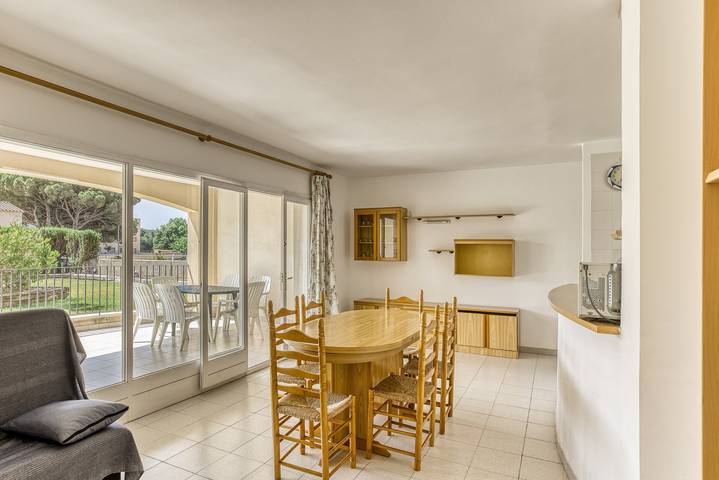 Apartamento entero, Apartamento 'Clota Petita' con vistas a la montaña, piscina compartida y Wi-Fi in La Escala, Alt Empordà