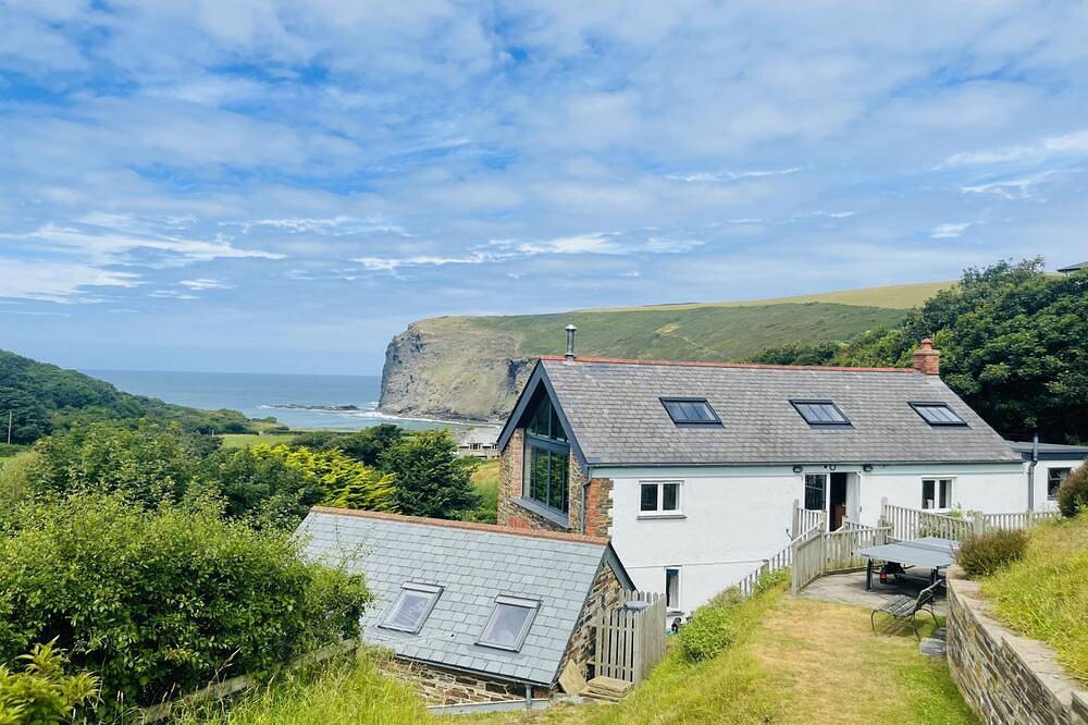 Escape to coastal bliss at this stylish family retreat of Lower Hillcott in Crackington Haven, Pentire Point - Widemouth