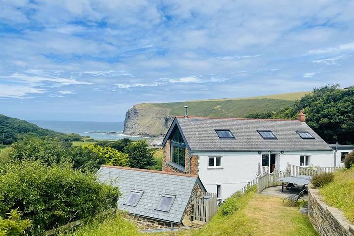 Cottage for 12 people, with terrace and garden in Crackington Haven
