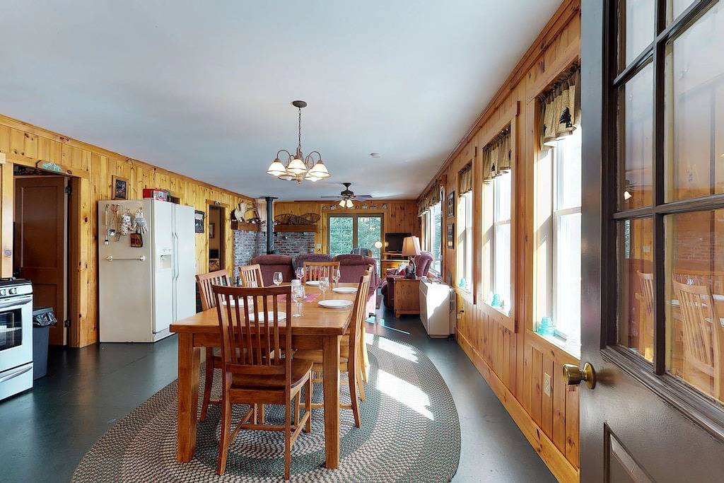 Lakefront Kabine mit schöner Aussicht, Zugang zum Strand und eigenem Dock! in Piscataquis County