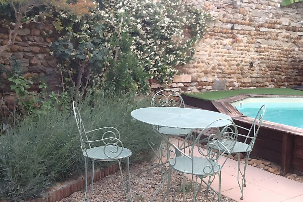 Entire apartment, Holiday Home \"En Petite Camargue\" with Wi-Fi in Vauvert, Nimes region