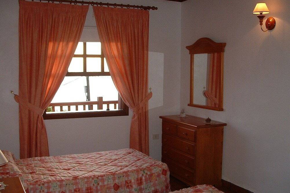 Casa los Viñedos (A) con vistas al mar, el monte y los Volcanes. in Fuencaliente de La Palma, La Palma Sur