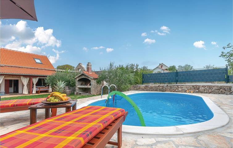 Geräumige 112 m² große Ferienwohnung mit Pool, Terrasse und WLAN in der Nähe des Flusses Krka in Puljane, Dalmatinisches Zagora
