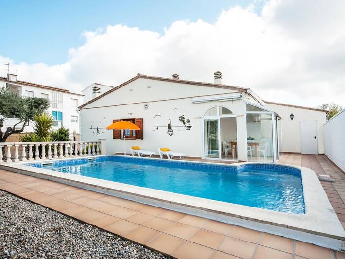 Ferienhaus für 4 Personen, mit Garten und Pool sowie Balkon - 1