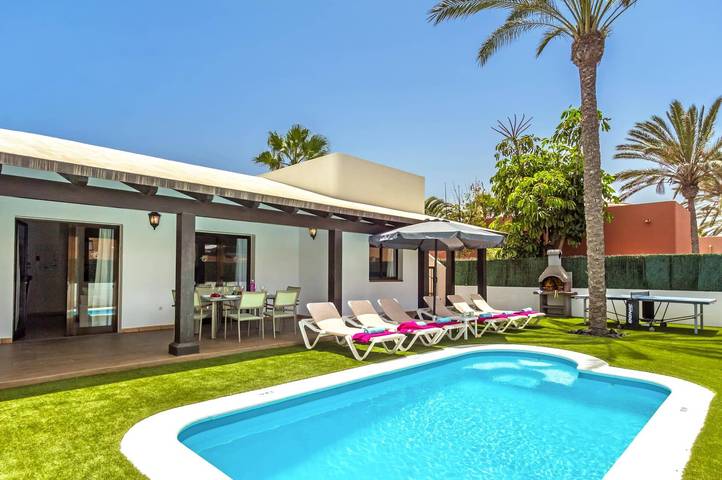 Cheap villa for 4 people, with garden in Corralejo