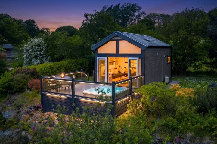 Lodge for 4 people, with Hot tub in Narberth
