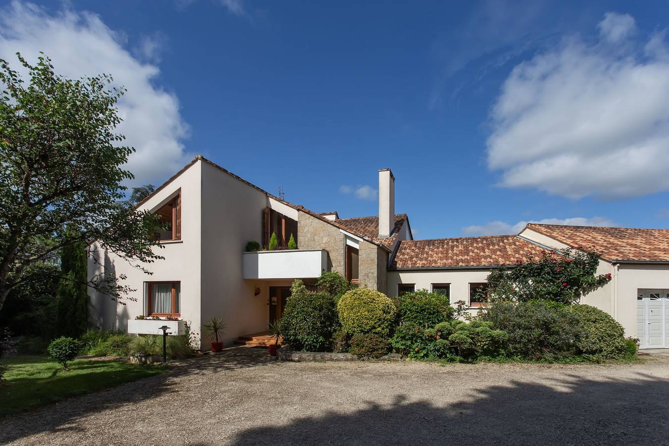 Guest Room “Les Hortensias” with Shared Terrace & Garden, Wi-Fi in Rochechouart, Périgord-Limousin Regional Nature Park