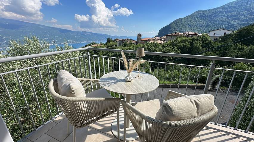Vakantiewoning voor 6 personen, with Balkon and Tuin as well as Uitzicht op het meer in Tignale