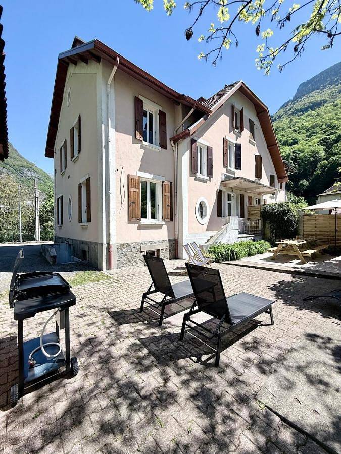 Location de vacances pour 15 personnes, avec vue et jardin à Livet-et-Gavet