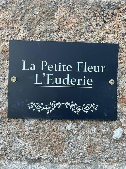 La Petit Fleur - the little flower, cosy cottage in Saint-Michel-de-Montjoie, Région d'Avranches