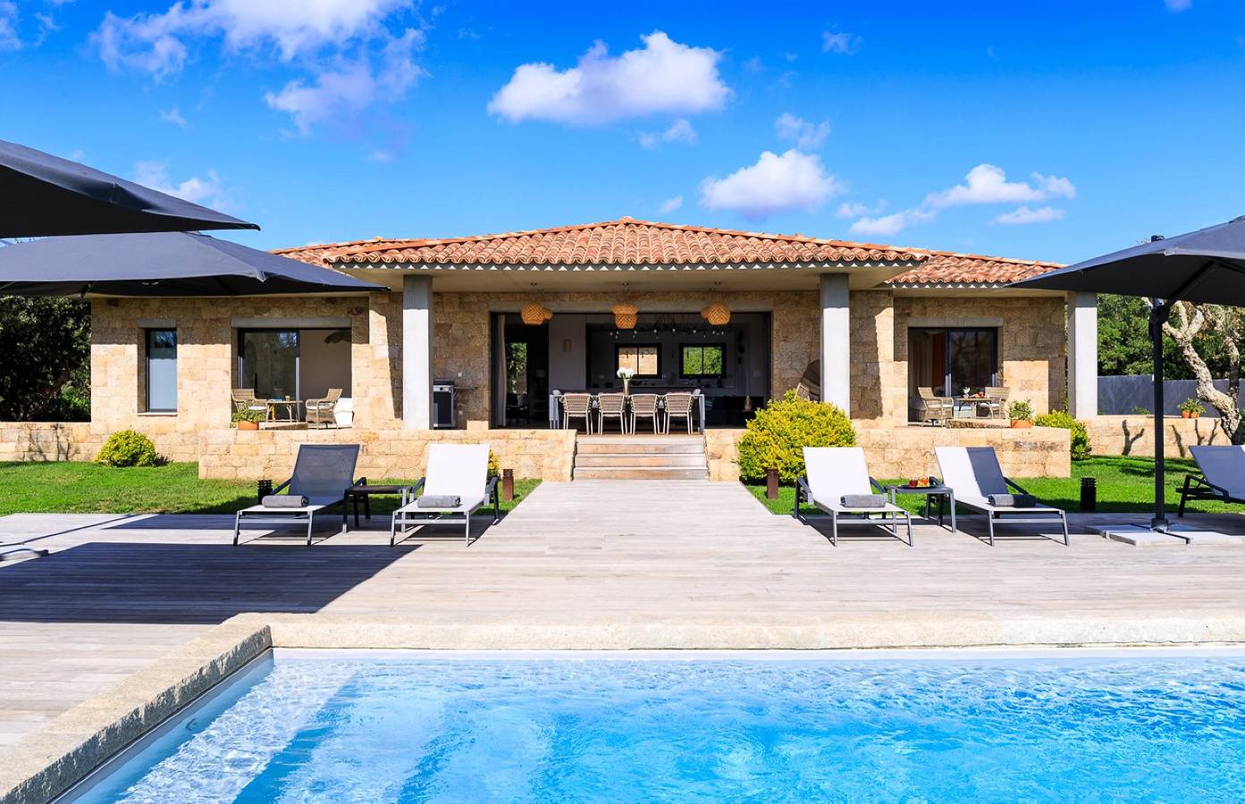 Stylish Signature Villa with Heated Pool close to the Beach in Pianotolli-Caldarello, Distrito de Sartène