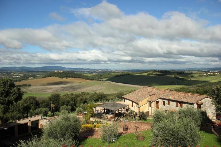 Agriturismo per 3 persone, con Balcone e Idromassaggio nonché Terrazza e Giardino a Monteriggioni