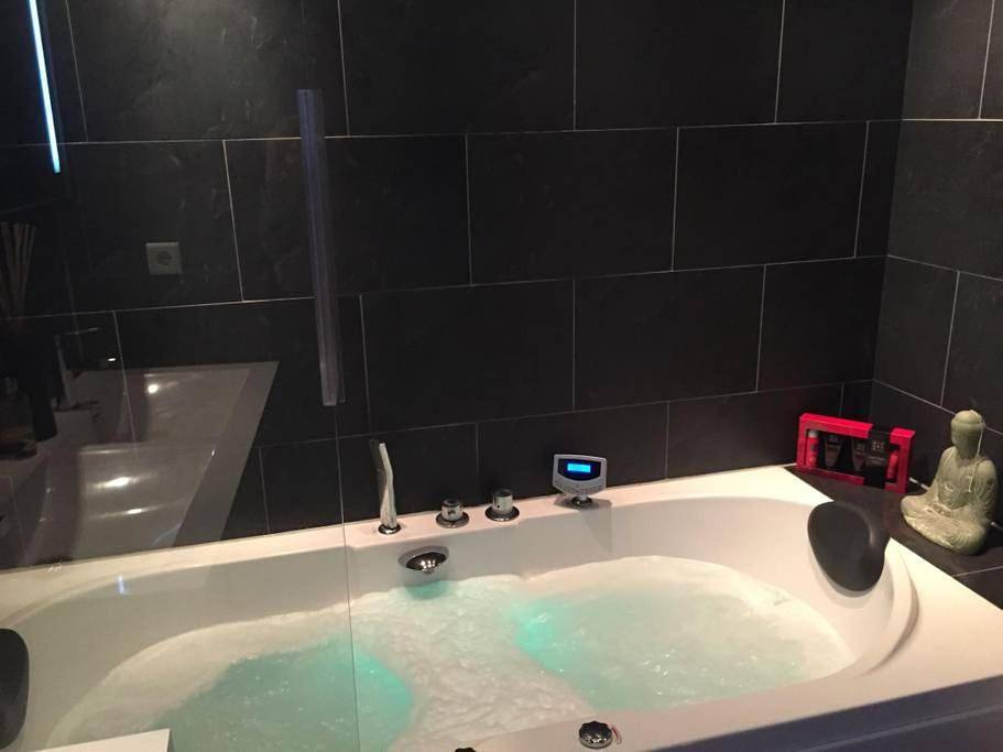 Jacuzzi Amsterdam Center Apartment Sunny Top Floor in Amsterdam West, Nederlandse kust