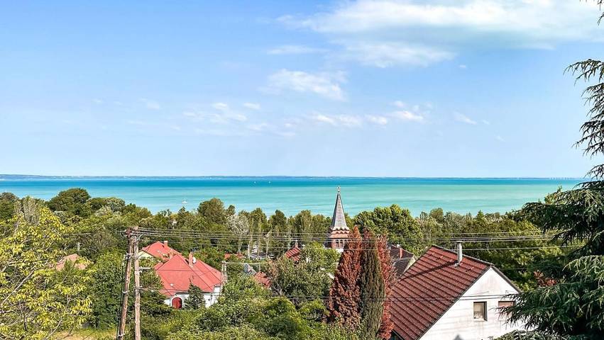 Ferienhaus für 4 Personen, mit Seeblick und Ausblick sowie Garten in Balatonalmadi