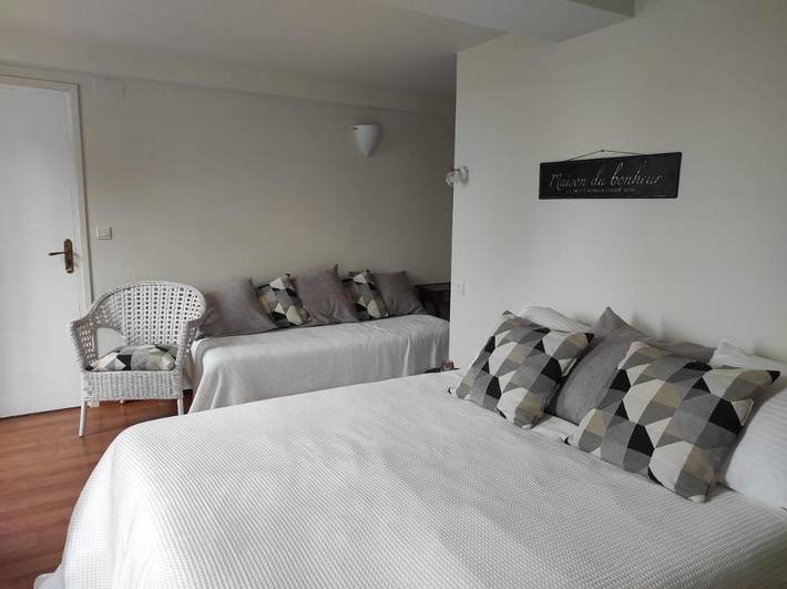Gîte pour 3 personnes, avec jardin et vue ainsi que piscine et terrasse à Sauveterre-de-Béarn