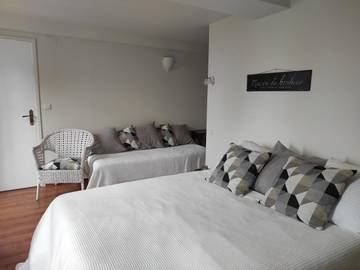Gîte pour 3 personnes, avec vue et piscine ainsi que terrasse et jardin à Sauveterre-de-Béarn