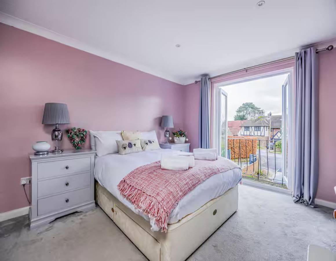 Gorgeous Family Home with Garden - Pass the Keys in Chichester, West Sussex