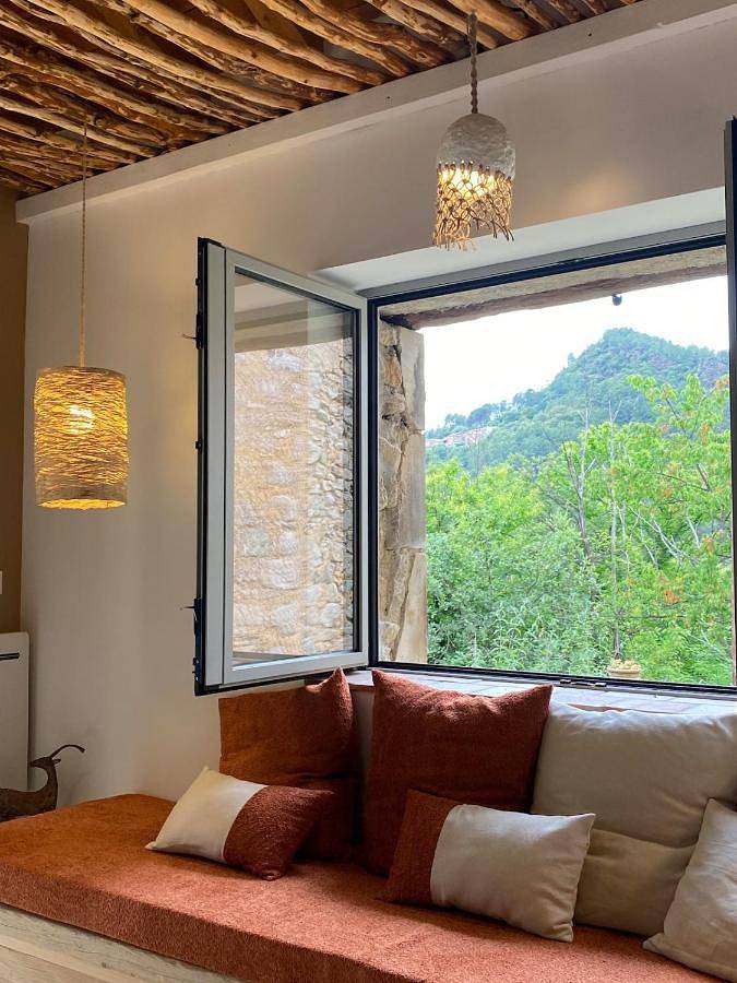 Location de vacances pour 8 personnes, avec terrasse ainsi que vue et piscine à Saint-Paul-la-Coste