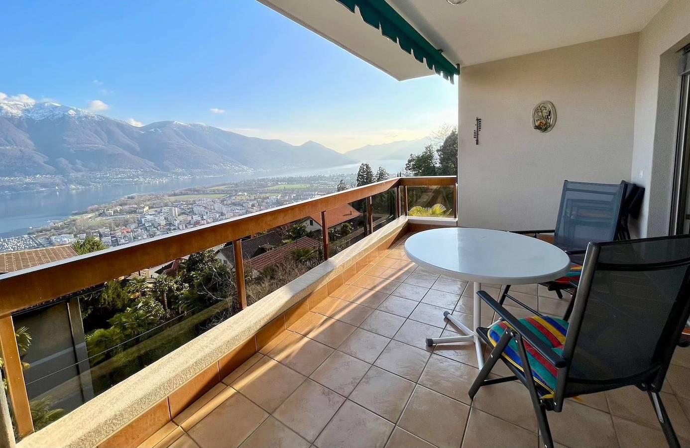 Ganze Wohnung, Eck-Wohnung im 2. Stock für 1-4 Personen. in Orselina, Tessiner Alpen