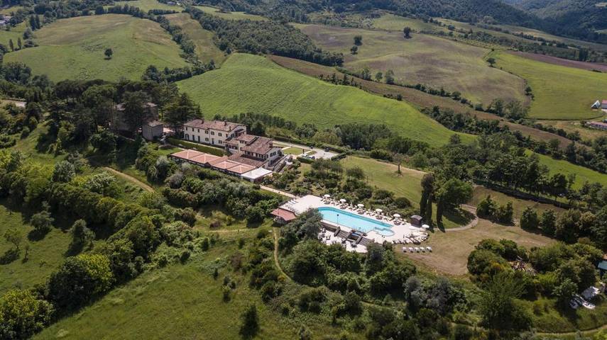 Agriturismo per 5 persone, con Terrazza e Giardino nonché Piscina e Panorama a Gubbio