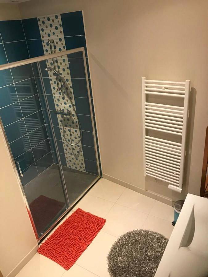 Location de vacances pour 12 personnes, avec vue ainsi que jardin et piscine à Lusignan - 4