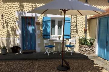 Gîte pour 2 personnes, avec jardin ainsi que jacuzzi et piscine à Chalais (Aquitaine)