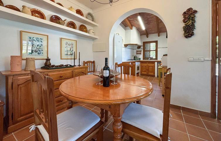 Moderno apartamento de 2 dormitorios con piscina, wifi y barbacoa cerca del centro de Alaró in Alaró, Interior de Mallorca
