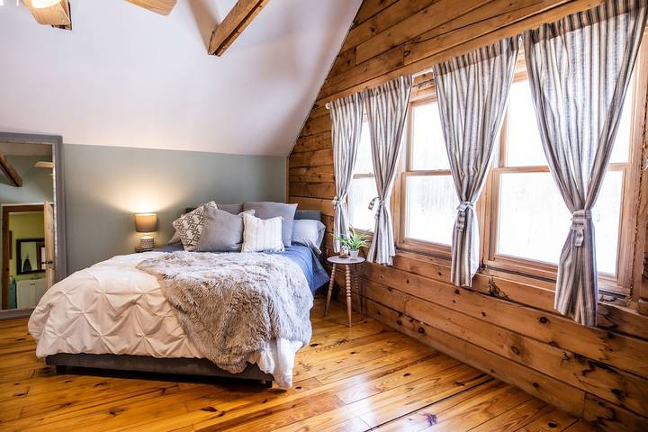 Vacation rental for 12 people, with yard in Lake Ontario