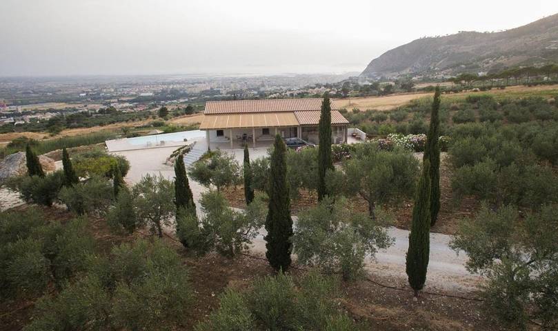 Location de vacances pour 12 personnes, avec piscine et vue ainsi que jardin et vue sur le lac à Erice - 4