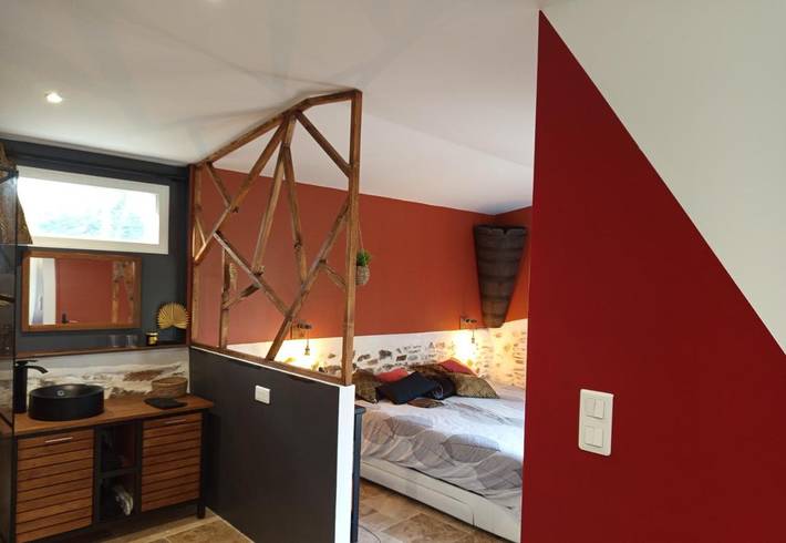 Location de vacances pour 2 personnes, avec terrasse ainsi que piscine et jardin à Le Champ-Saint-Père