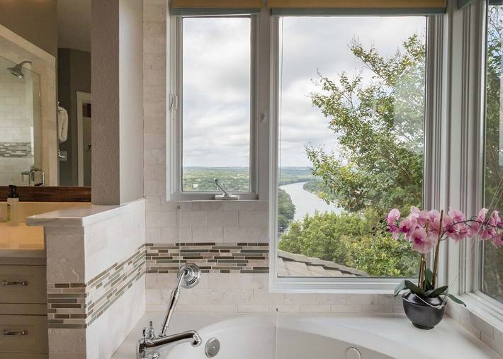 Vacation rental for 16 people, with hot tub and balcony as well as yard in Lake Austin