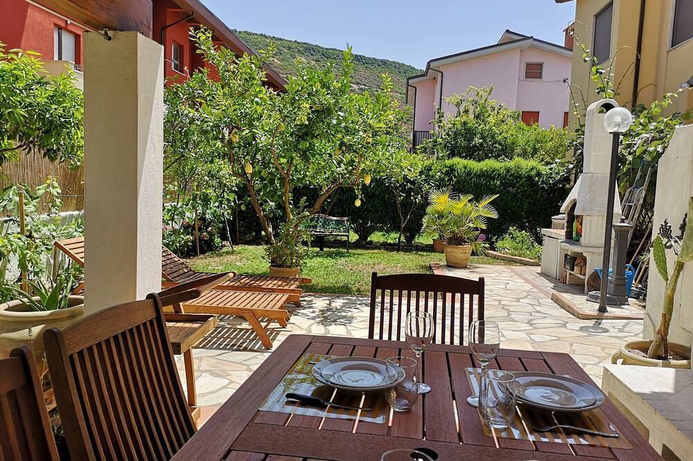 Casa Stella Marina, 100m vom Strand: Garten, Veranda, Bbq, Klimaanlage, Wifi. in Bosa Marina, Planargia