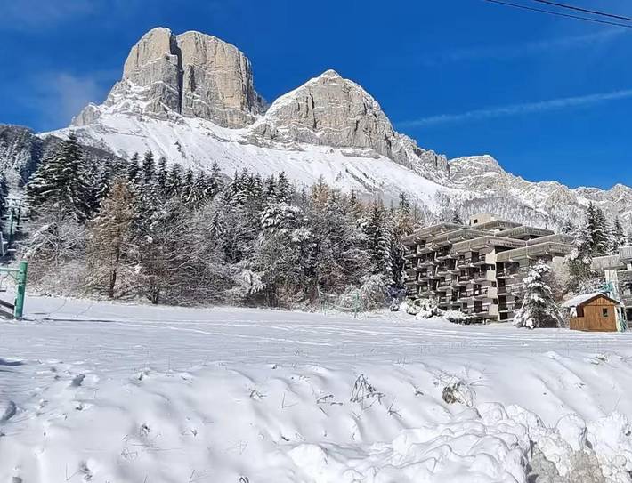 Gîte pour 4 personnes, avec Balcon ainsi que Terrasse et Vue à Château-Bernard