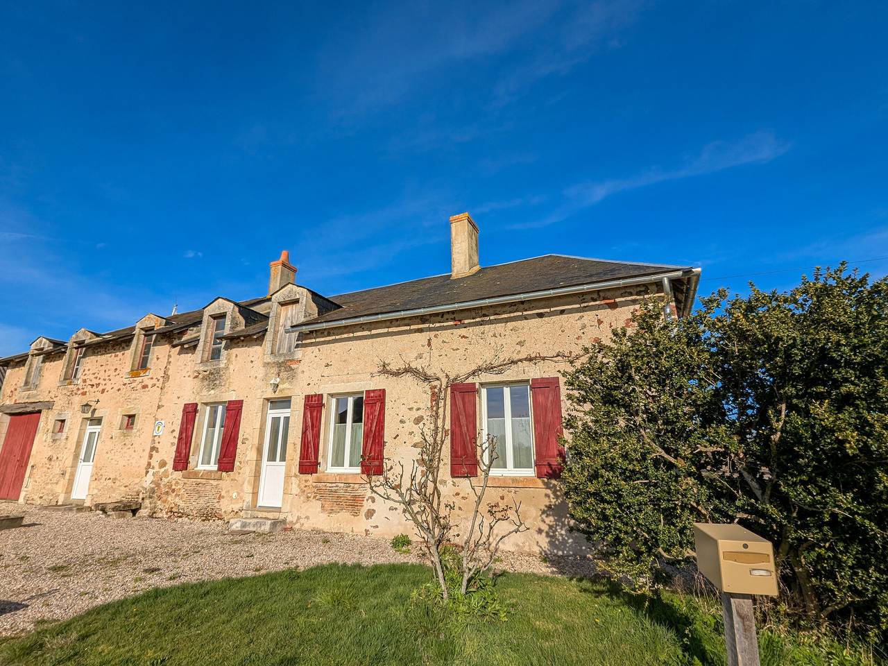 Ferienhaus in Brenne mit Terrasse und Privatgarage in Migné, Le Blanc und Umgebung