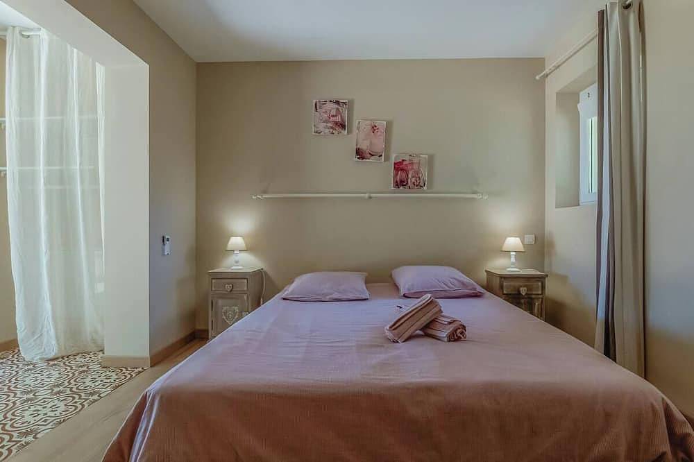 Guest rooms with Jacuzzi and swimming pool in Saint-Victoret, Istres region