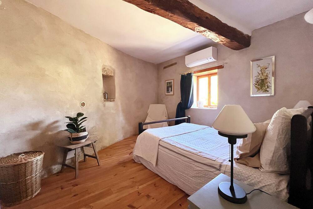Intemporel à Quillan: Auberge rénovée pour 4/5 personnes, terrasse et piscine in Quillan, Parc naturel régional Corbières-Fenouillèdes