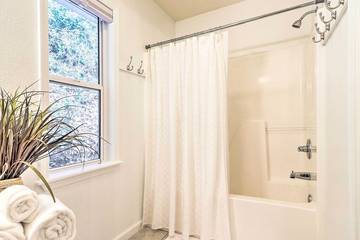 Log Cabin for 7 Guests in Fontana Lake, Swain County, Picture 4