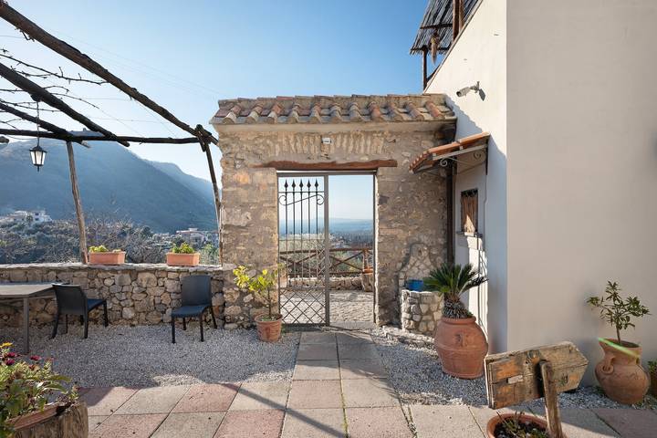 Room 'Positano Con Vista Montagna' with Shared Terrace, Shared Garden and Wi-Fi in Gragnano, Monti Lattari