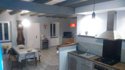 Location de vacances pour 7 personnes, avec jardin ainsi que vue et terrasse à Marmanhac