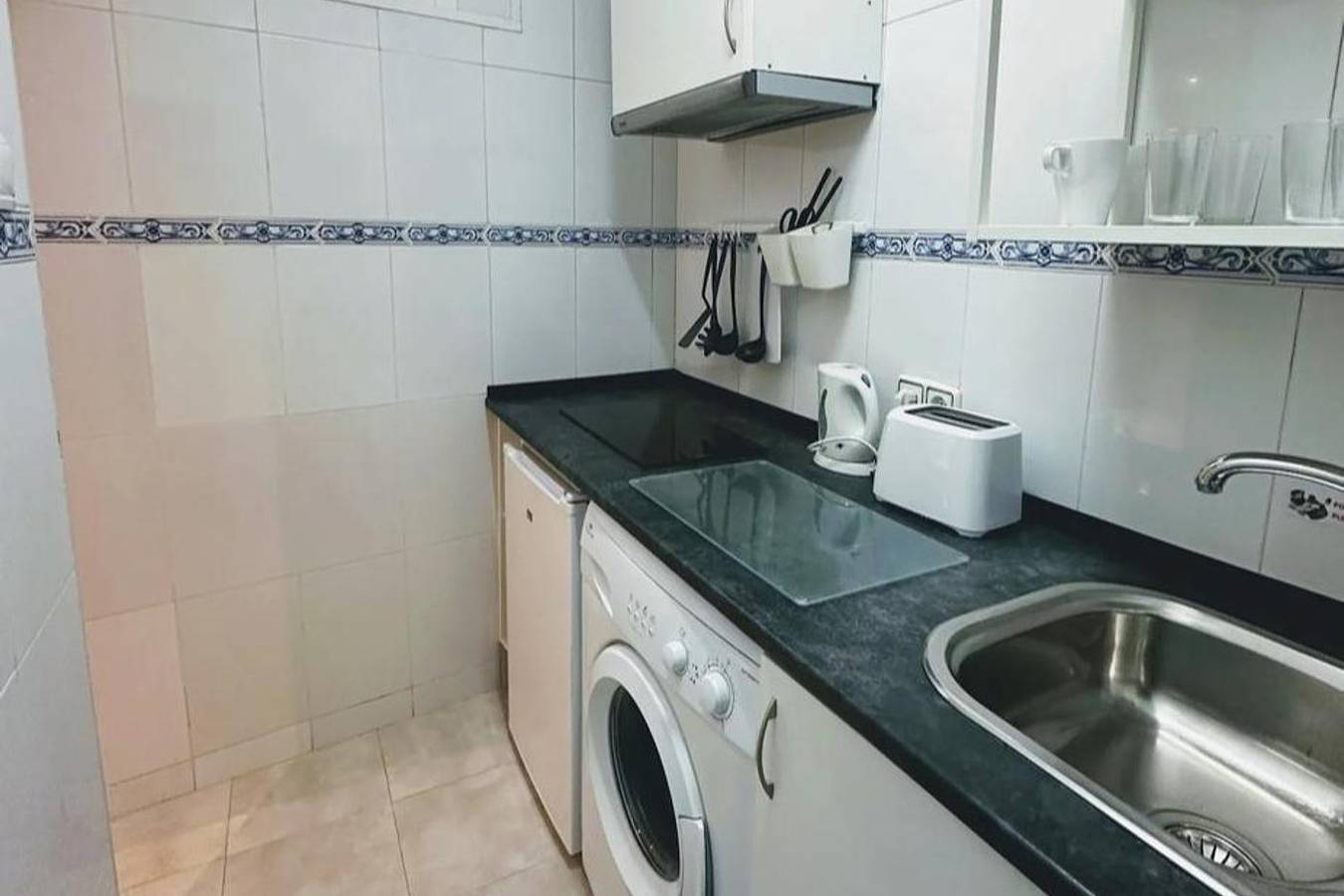 Entire holiday apartment, Zurita Apartment Sleeps 2 with Wi-Fi in Centro (Madrid), Madrid