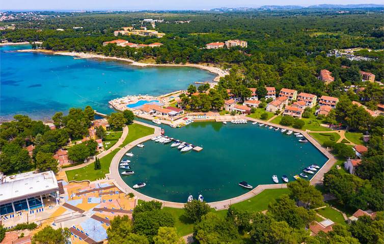 Appartement de vacances entier, Appartement moderne avec piscine et terrasse près de la plage de Vela Draga in Plaža Stella Maris, Umag