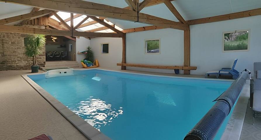 Gîte pour 16 personnes, avec Jacuzzi et Terrasse ainsi que Jardin et Piscine à Uzemain