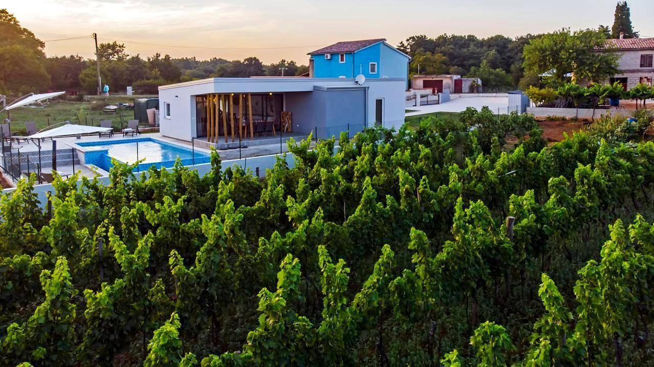 Ferienhaus in Šegotići mit Großem Garten in Peruski, Südküste Istrien