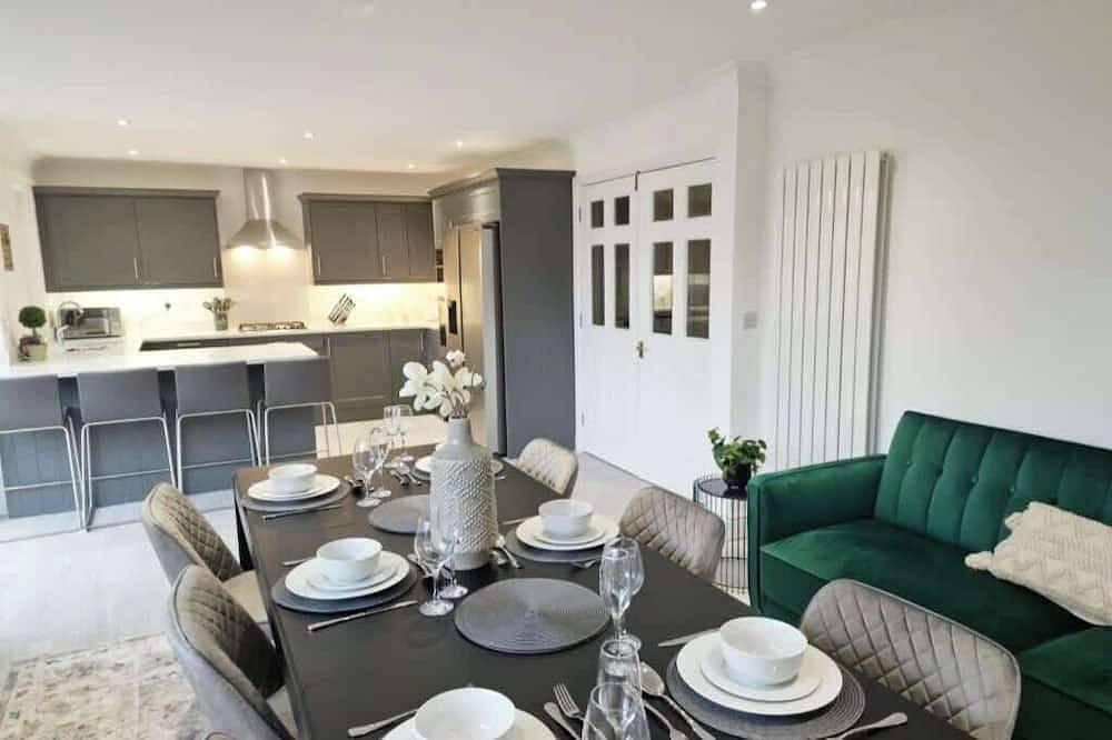 5 Bedroom Home, Sleeps 10, Nr Royal Liverpool Golf in Merseyside