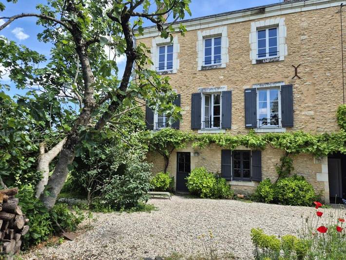 Location de vacances pour 10 personnes, avec vue et balcon à Lézigné