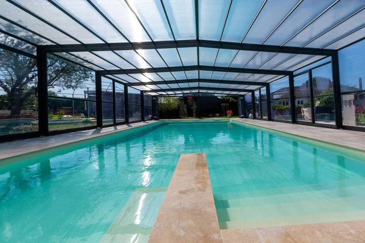 Chalet pour 4 personnes, avec sauna et jacuzzi ainsi que piscine et jardin